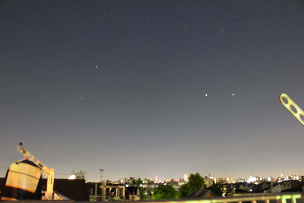 街と星空