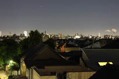 街と夜空