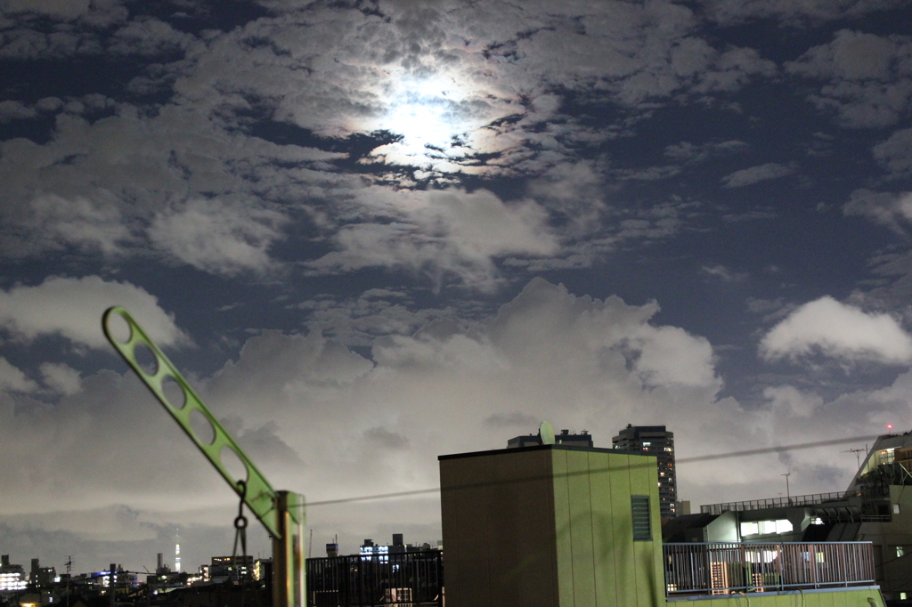 雲と月