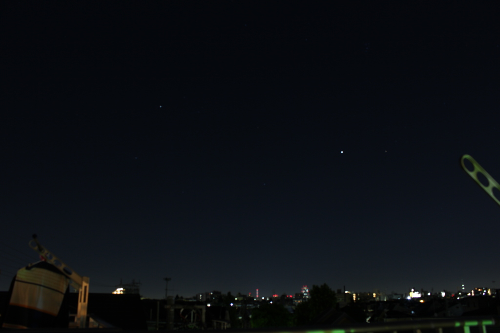 街と星空