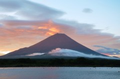精進湖からの赤富士