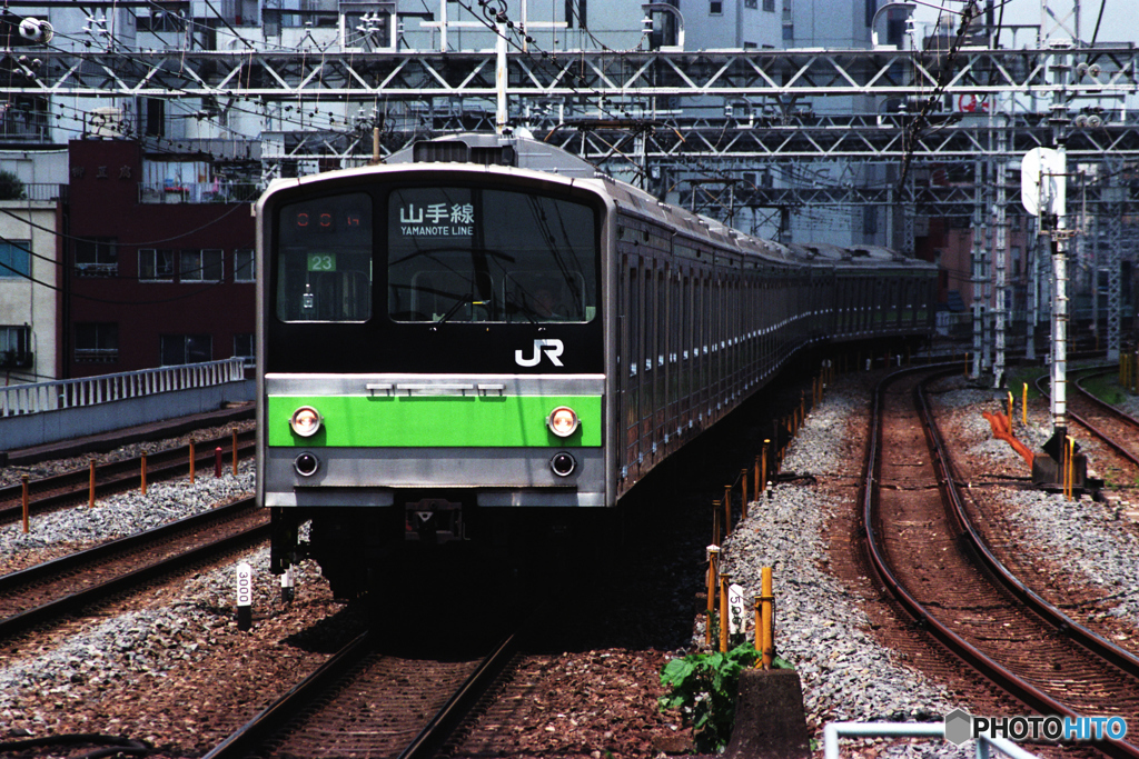 秋葉原駅に進入する山手線205系