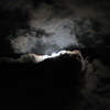 雲に隠れる満月