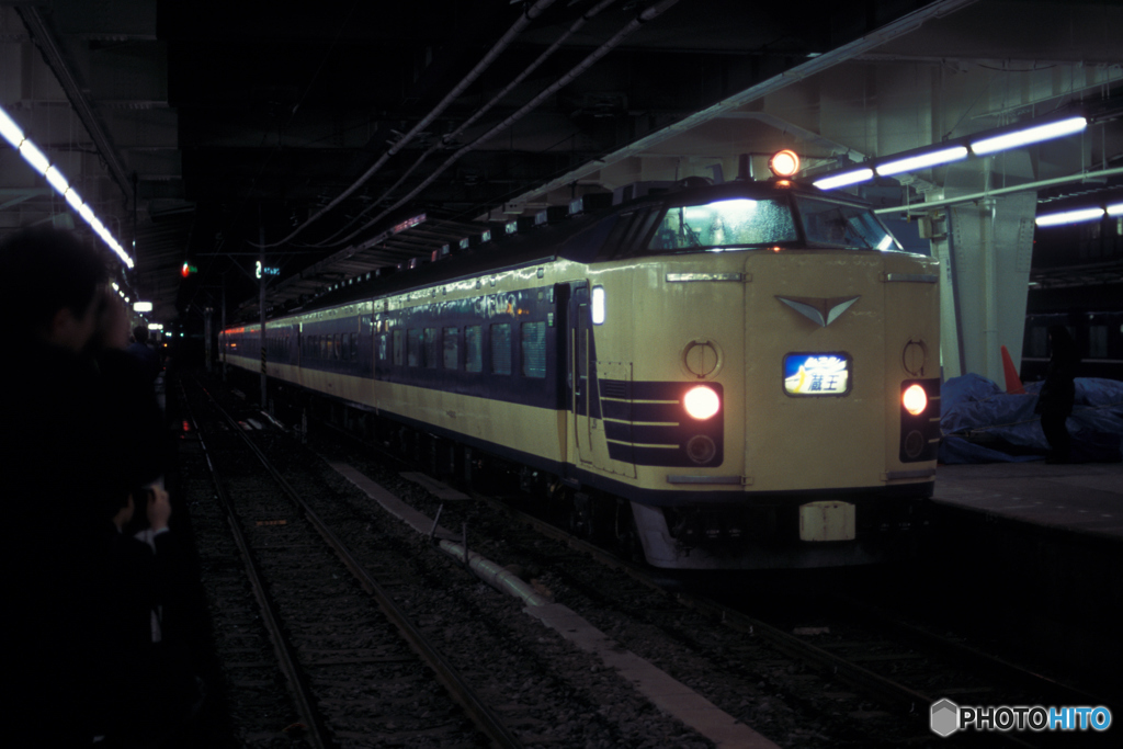 品川駅に停車中のシュプール号