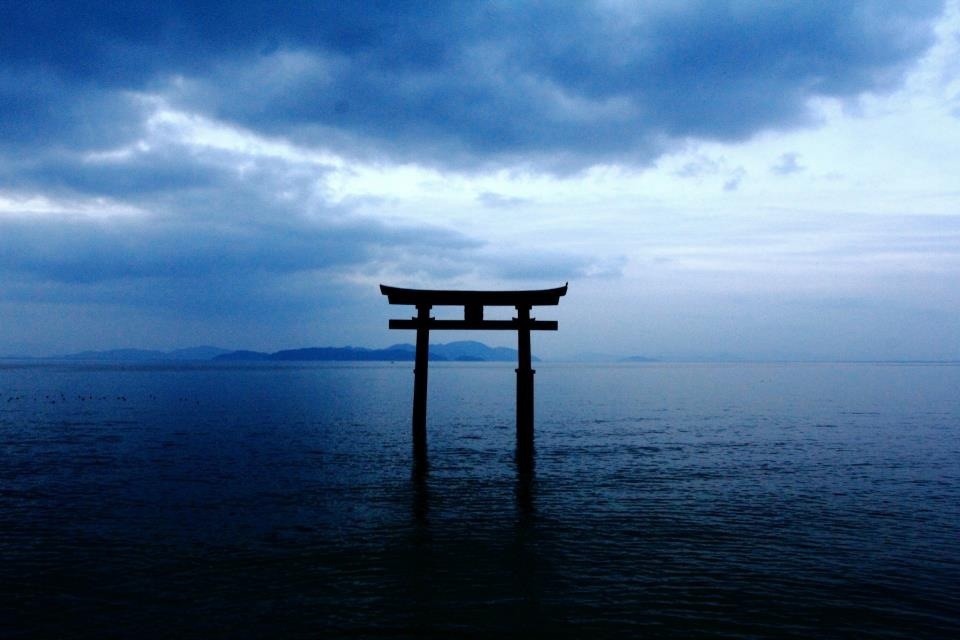 青に染まる琵琶湖