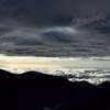 上が下で、下が上。