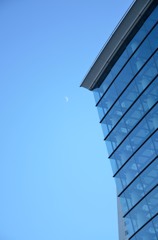 空と建物、ついでに月