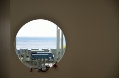 外に海
