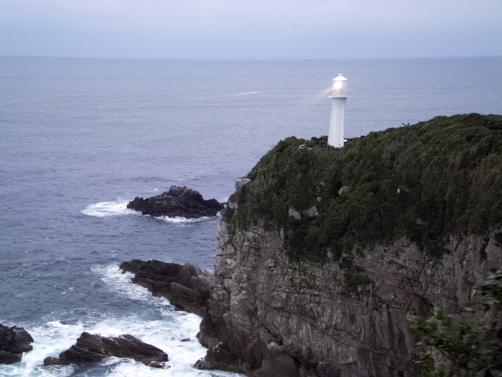夜明けの足摺岬灯台