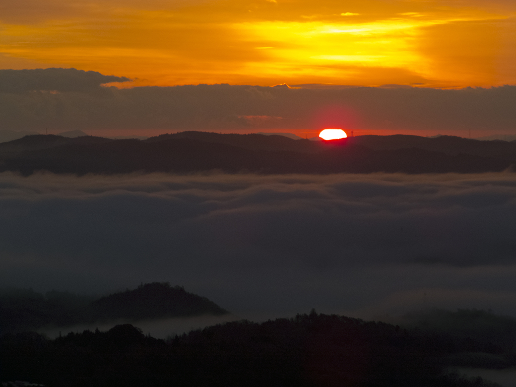 弥高山の雲海と日出