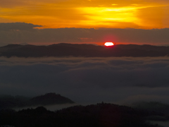 弥高山の雲海と日出
