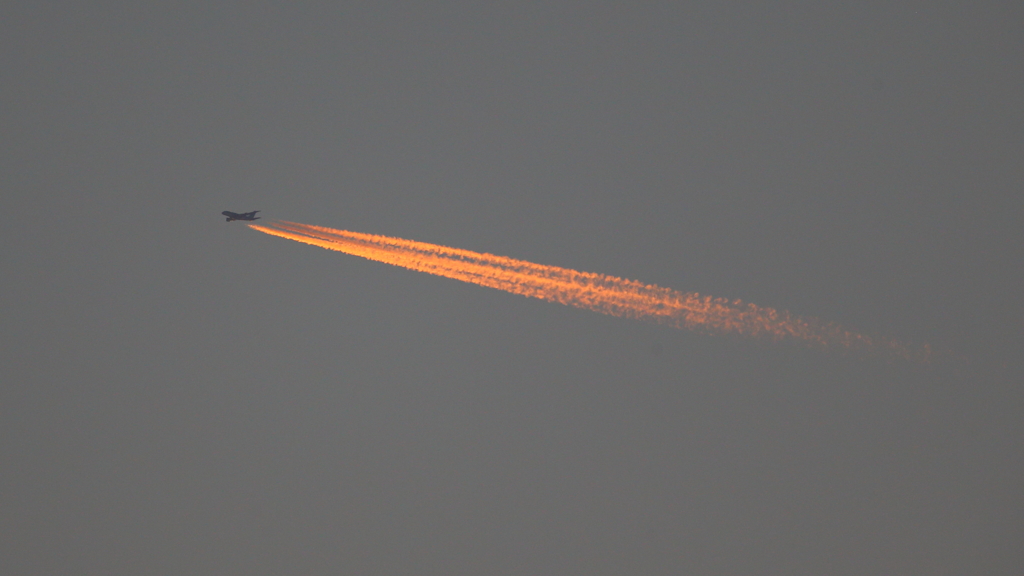 茜色の飛行機雲