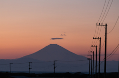 夕暮れ富士山と電線
