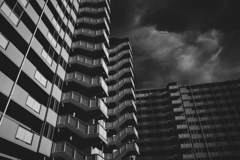 マンション・下から
