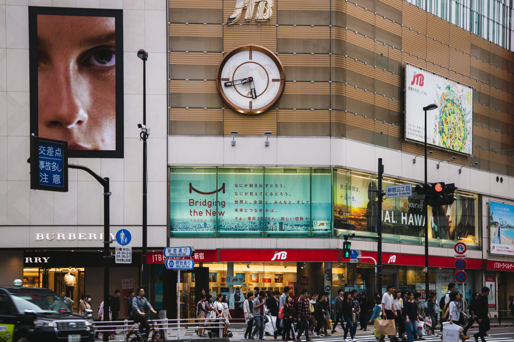 新宿の目（女性）