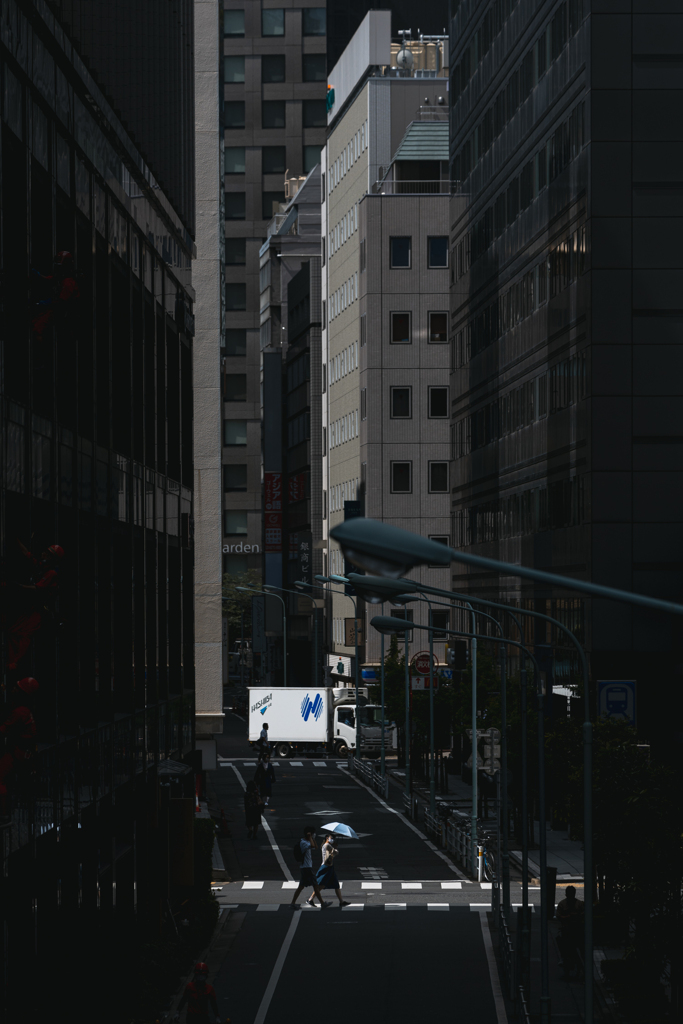 ビルの間