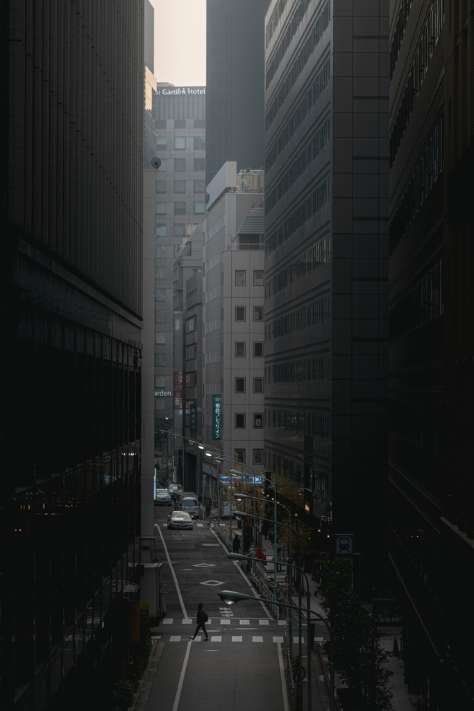 ビルの間