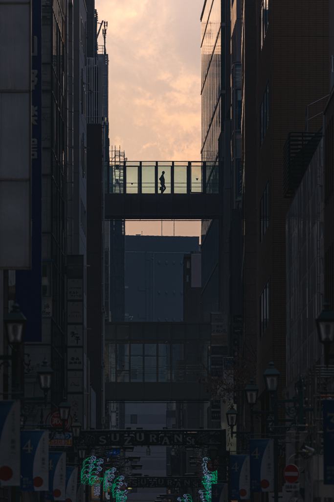 ビルの間