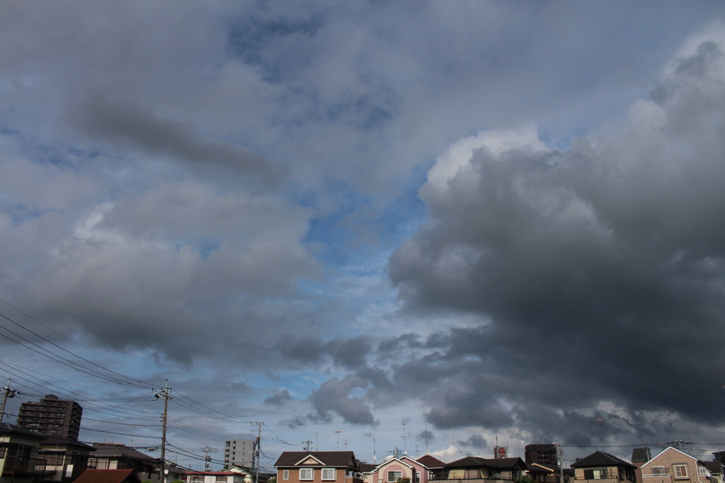 青い空と黒い雲