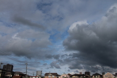青い空と黒い雲