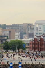 大さん橋から望む赤レンガ倉庫越しの富士山