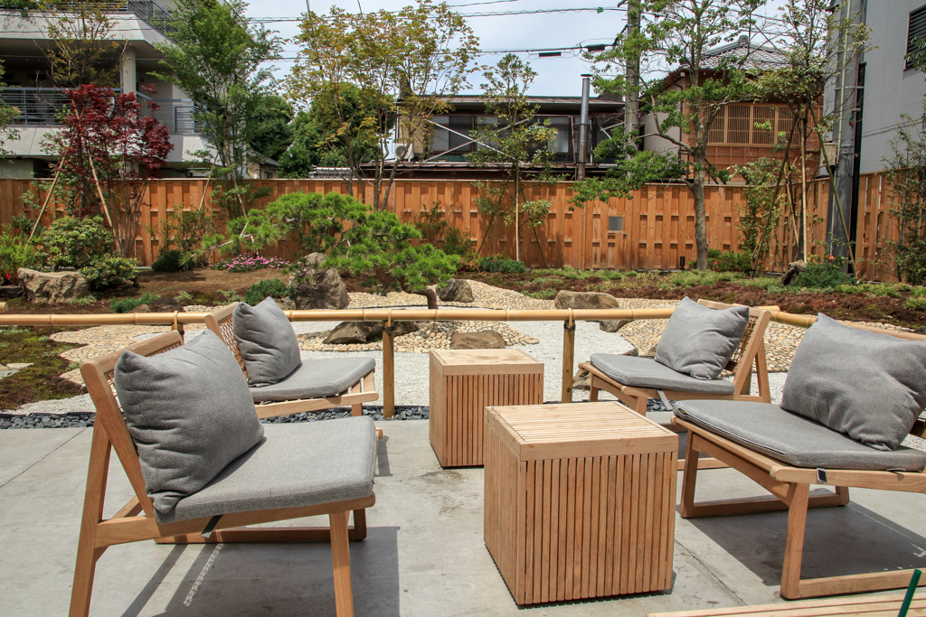 小江戸川越のスターバックス　その5　中庭のいす