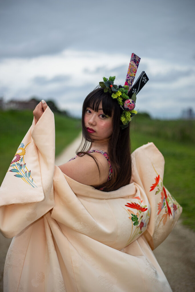 曇天の河川敷でポートレート
