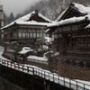 雪の温泉街