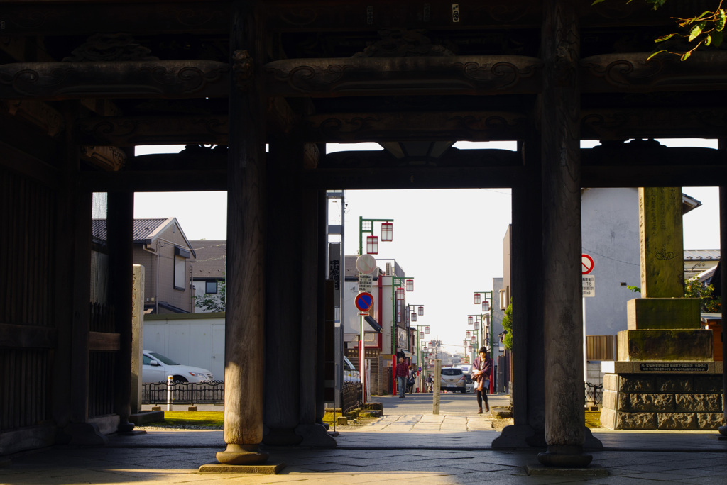 山門から参道を望む