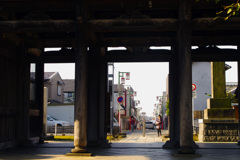 山門から参道を望む