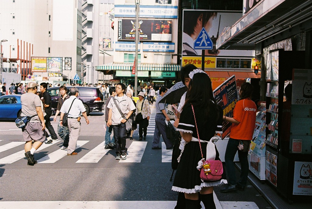 配る