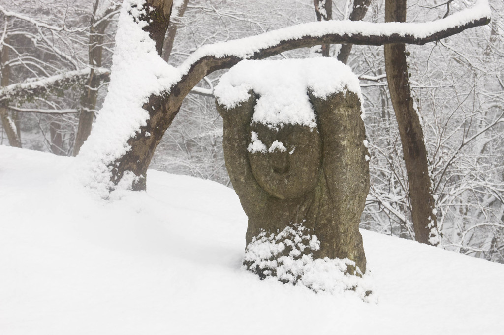 雪の中で万歳