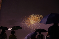 雨の中の花火大会