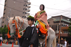 女御もお馬さんに乗って