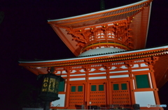 夜間照明のの根本大塔