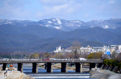 残雪と川