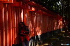 鳥居と女性