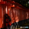 鳥居と女性