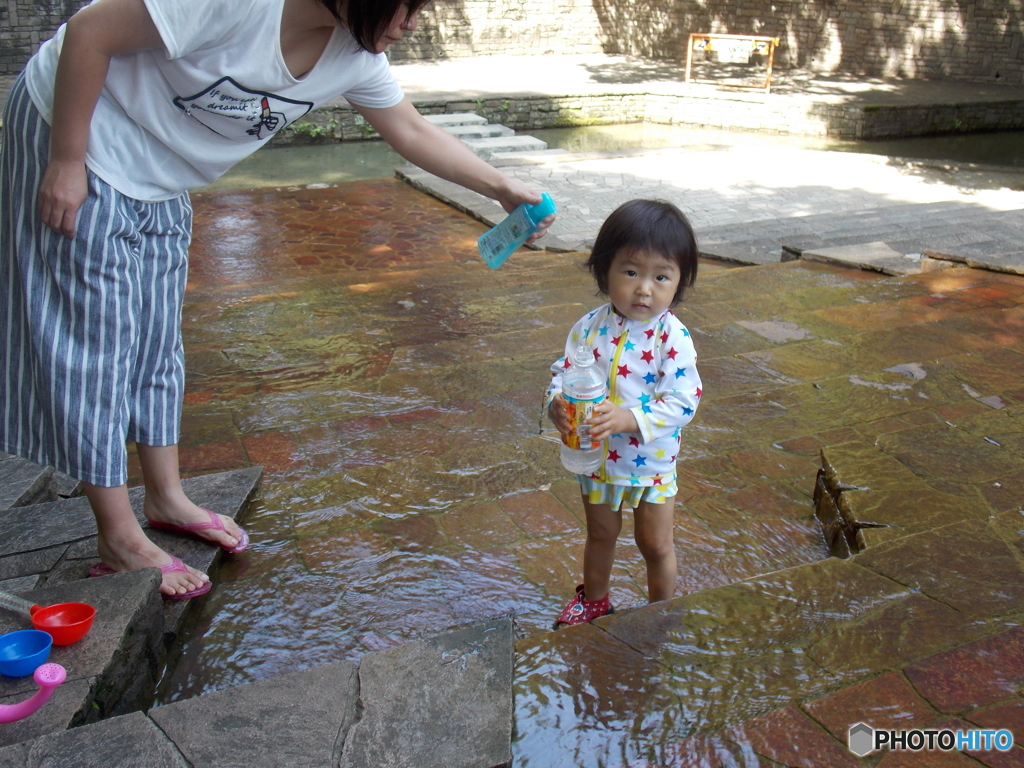 親子で水遊び