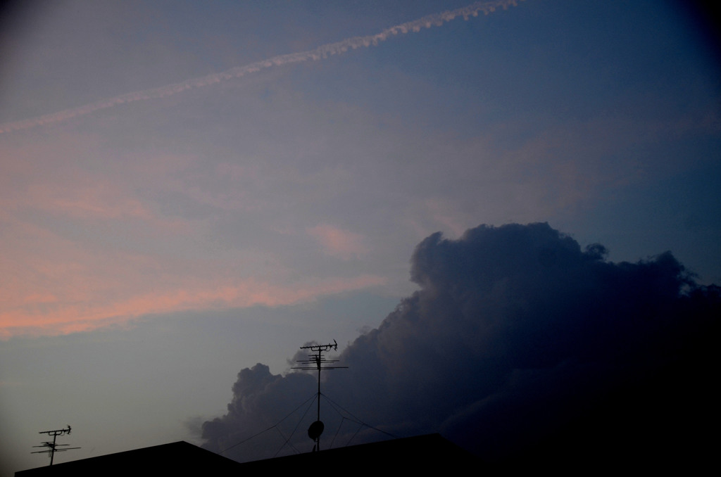 沸き立つ雲と夕焼け