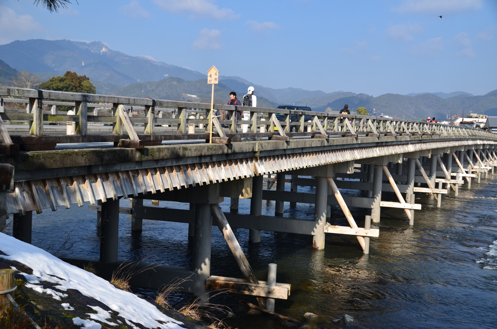残雪と嵐山渡月橋