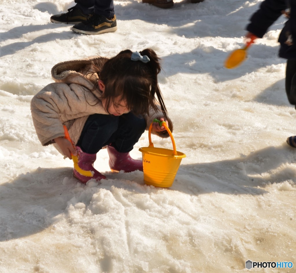 雪遊びに目もくれないお姉ちゃん