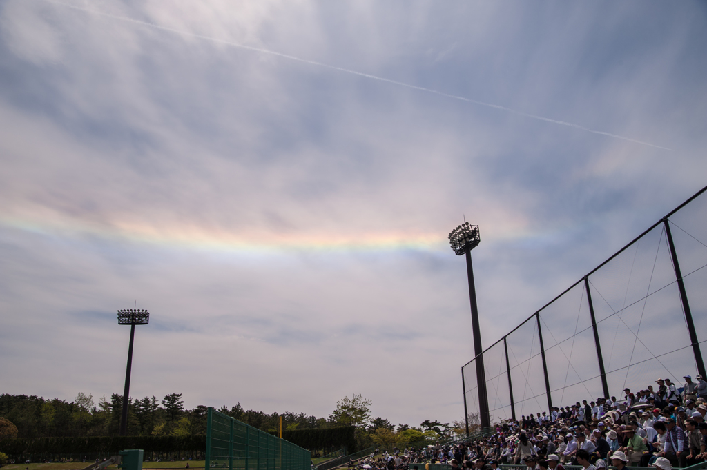 彩雲と飛行機雲。