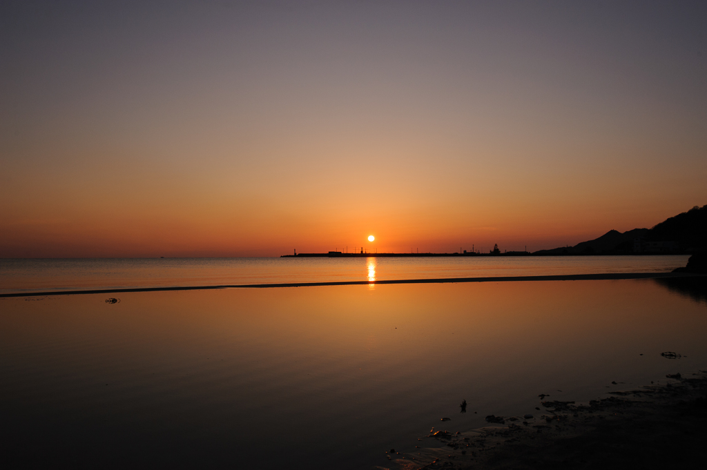 潮溜まりの夕日。