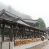 雨に煙る一畑薬師。