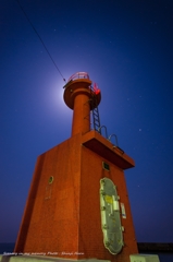 大社港南防波堤灯台,月光。