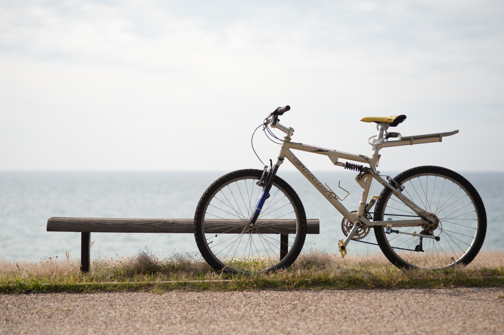 海辺のベンチと自転車