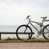 海辺のベンチと自転車