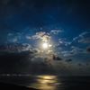 半月の月夜に雲と星。