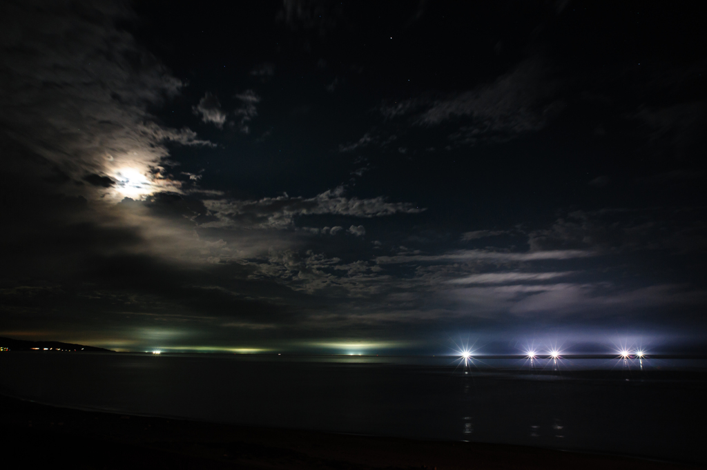 七夕の夜に、月と星と漁火と。